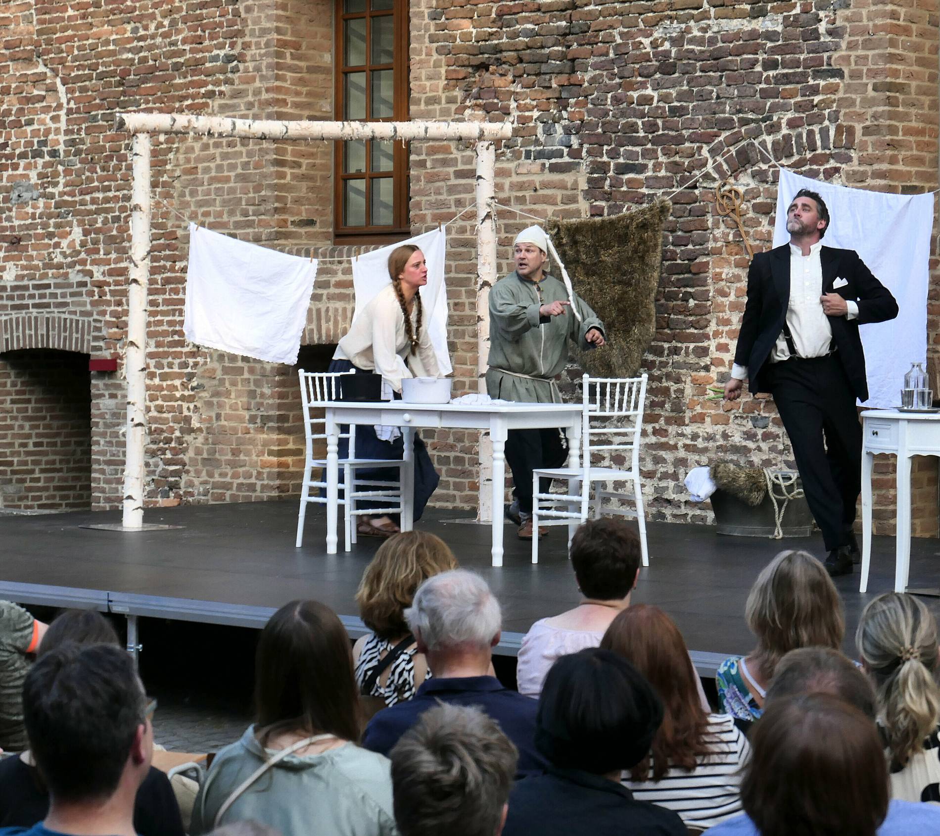 So lief die Premiere des Niederrheintheaters in Burg Brüggen | Das schreibt die Rheinische Post